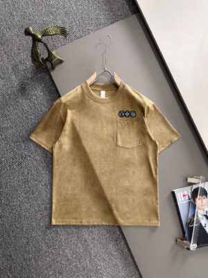 P150 LV高品质26ss新款男款短袖T恤衫精梳棉质纱线纺棉布面料制作，出入专柜毫无压力 独家控原材料 掂起来手感份量十足，上身也比普通T更加有质感，这种质地能应对天气自如，冷热皆宜！宽松版型设计。 尺码：M到4XL
