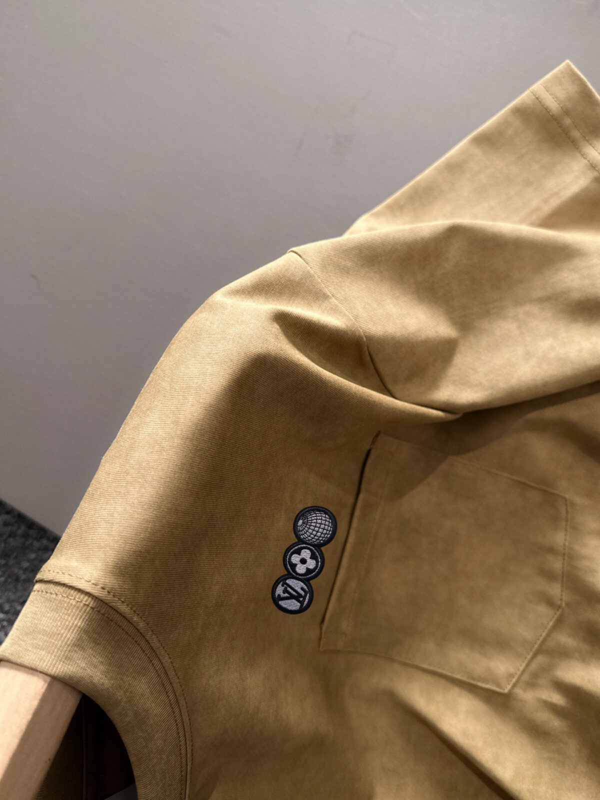 P150 LV高品质26ss新款男款短袖T恤衫精梳棉质纱线纺棉布面料制作，出入专柜毫无压力 独家控原材料 掂起来手感份量十足，上身也比普通T更加有质感，这种质地能应对天气自如，冷热皆宜！宽松版型设计。 尺码：M到4XL