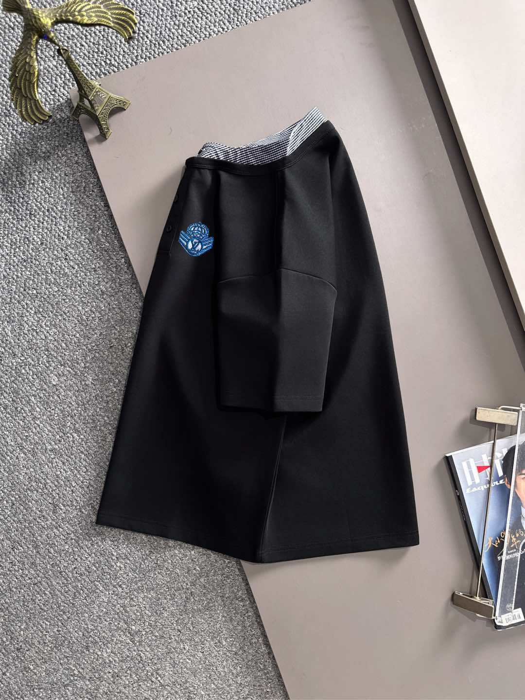 P150 LV高品质26ss新款男款短袖T恤衫精梳棉质纱线纺棉布面料制作，出入专柜毫无压力 独家控原材料 掂起来手感份量十足，上身也比普通T更加有质感，这种质地能应对天气自如，冷热皆宜！宽松版型设计。 尺码：M到4XL