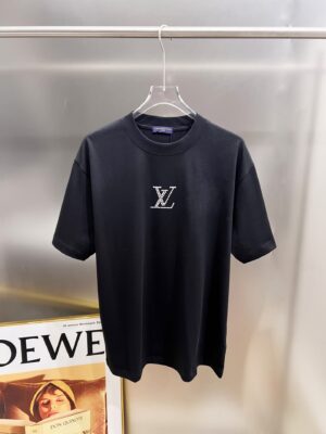 P80 1v 路易*2026春夏新款 经典字母立体珍珠工艺设计 高端版本！透气舒适度高，定制双纱平纹纯棉面料 短袖T恤 男女同款 尺码S M L XL XXL 五个码 黑色 白色