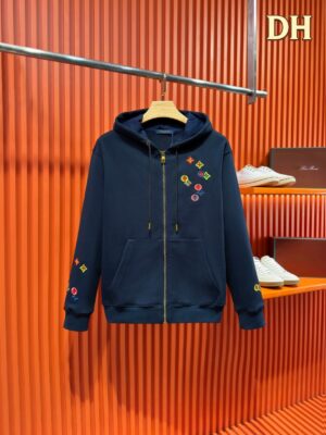 weigou_171640_0_7701e38a99 P185 Louis Vuitton 路易威登 1V 驴家 LV lv 微宽版型S-XL LV 26ss秋冬款拉链外套 新品专柜同步 多重重工艺 胸口手臂多彩色CVD四叶草🍀字母刺绣🪡logo 外套T恤 拉链外套T恤寄予一身打造 连帽拉链外套彩色男女同款!官网同步,专柜纯棉面料!贴肤舒适,耐看又好穿,经典简约logo设计,原厂工艺一丝不苟,型男必备单品拉链外套卫衣短袖不在千篇一律的大众脸,而是一定要独特吸引人的眼球,这一款LV水洗拉链外套🧥 品相品质都在线,舒适度,一如既往的版型,时髦度,包括面料、裁剪工艺上,都是下足了功夫!550克洗水纯棉质面料,纯棉透气,日常穿着非常清爽穿感舒适,领口的罗纹针织平整紧密,随意折腾都不会领口歪斜,宽松版型,上身你就会发现真的好好看,整体极简利落,超级日常百搭!随随便便搭配一条裤子就是青春的样子,一件水洗拉链外套就能为你的穿搭疯狂,绝不会出错的时髦单品! 颜色:蓝色 尺码:S-XL 尺寸表: S:肩宽51-胸围56-衣长69 M:肩宽 -胸围58-衣长71 L:肩宽54-胸围60-衣长73 XL:肩宽 -胸围62-衣长75
