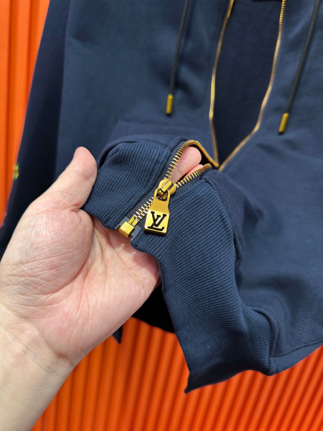 P185 Louis Vuitton 路易威登 1V 驴家 LV lv 微宽版型S-XL LV 26ss秋冬款拉链外套 新品专柜同步 多重重工艺 胸口手臂多彩色CVD四叶草🍀字母刺绣🪡logo 外套T恤 拉链外套T恤寄予一身打造 连帽拉链外套彩色男女同款！官网同步，专柜纯棉面料！贴肤舒适，耐看又好穿，经典简约logo设计，原厂工艺一丝不苟，型男必备单品拉链外套卫衣短袖不在千篇一律的大众脸，而是一定要独特吸引人的眼球，这一款LV水洗拉链外套🧥 品相品质都在线，舒适度，一如既往的版型，时髦度，包括面料、裁剪工艺上，都是下足了功夫！550克洗水纯棉质面料，纯棉透气，日常穿着非常清爽穿感舒适，领口的罗纹针织平整紧密，随意折腾都不会领口歪斜，宽松版型，上身你就会发现真的好好看，整体极简利落，超级日常百搭！随随便便搭配一条裤子就是青春的样子，一件水洗拉链外套就能为你的穿搭疯狂，绝不会出错的时髦单品！ 颜色：蓝色 尺码：S-XL 尺寸表： S：肩宽51-胸围56-衣长69 M：肩宽 -胸围58-衣长71 L：肩宽54-胸围60-衣长73 XL：肩宽 -胸围62-衣长75