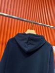 P185 Louis Vuitton 路易威登 1V 驴家 LV lv 微宽版型S-XL LV 26ss秋冬款拉链外套 新品专柜同步 多重重工艺 胸口手臂多彩色CVD四叶草🍀字母刺绣🪡logo 外套T恤 拉链外套T恤寄予一身打造 连帽拉链外套彩色男女同款！官网同步，专柜纯棉面料！贴肤舒适，耐看又好穿，经典简约logo设计，原厂工艺一丝不苟，型男必备单品拉链外套卫衣短袖不在千篇一律的大众脸，而是一定要独特吸引人的眼球，这一款LV水洗拉链外套🧥 品相品质都在线，舒适度，一如既往的版型，时髦度，包括面料、裁剪工艺上，都是下足了功夫！550克洗水纯棉质面料，纯棉透气，日常穿着非常清爽穿感舒适，领口的罗纹针织平整紧密，随意折腾都不会领口歪斜，宽松版型，上身你就会发现真的好好看，整体极简利落，超级日常百搭！随随便便搭配一条裤子就是青春的样子，一件水洗拉链外套就能为你的穿搭疯狂，绝不会出错的时髦单品！ 颜色：蓝色 尺码：S-XL 尺寸表： S：肩宽51-胸围56-衣长69 M：肩宽 -胸围58-衣长71 L：肩宽54-胸围60-衣长73 XL：肩宽 -胸围62-衣长75