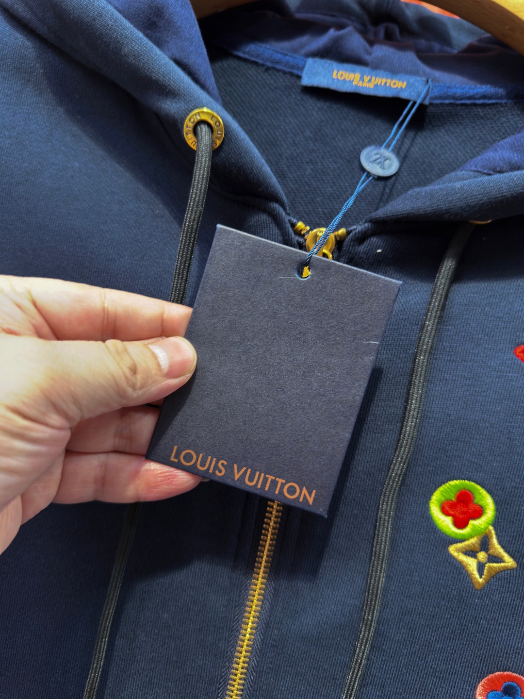 P185 Louis Vuitton 路易威登 1V 驴家 LV lv 微宽版型S-XL LV 26ss秋冬款拉链外套 新品专柜同步 多重重工艺 胸口手臂多彩色CVD四叶草🍀字母刺绣🪡logo 外套T恤 拉链外套T恤寄予一身打造 连帽拉链外套彩色男女同款！官网同步，专柜纯棉面料！贴肤舒适，耐看又好穿，经典简约logo设计，原厂工艺一丝不苟，型男必备单品拉链外套卫衣短袖不在千篇一律的大众脸，而是一定要独特吸引人的眼球，这一款LV水洗拉链外套🧥 品相品质都在线，舒适度，一如既往的版型，时髦度，包括面料、裁剪工艺上，都是下足了功夫！550克洗水纯棉质面料，纯棉透气，日常穿着非常清爽穿感舒适，领口的罗纹针织平整紧密，随意折腾都不会领口歪斜，宽松版型，上身你就会发现真的好好看，整体极简利落，超级日常百搭！随随便便搭配一条裤子就是青春的样子，一件水洗拉链外套就能为你的穿搭疯狂，绝不会出错的时髦单品！ 颜色：蓝色 尺码：S-XL 尺寸表： S：肩宽51-胸围56-衣长69 M：肩宽 -胸围58-衣长71 L：肩宽54-胸围60-衣长73 XL：肩宽 -胸围62-衣长75