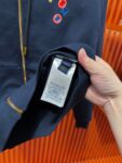 P185 Louis Vuitton 路易威登 1V 驴家 LV lv 微宽版型S-XL LV 26ss秋冬款拉链外套 新品专柜同步 多重重工艺 胸口手臂多彩色CVD四叶草🍀字母刺绣🪡logo 外套T恤 拉链外套T恤寄予一身打造 连帽拉链外套彩色男女同款！官网同步，专柜纯棉面料！贴肤舒适，耐看又好穿，经典简约logo设计，原厂工艺一丝不苟，型男必备单品拉链外套卫衣短袖不在千篇一律的大众脸，而是一定要独特吸引人的眼球，这一款LV水洗拉链外套🧥 品相品质都在线，舒适度，一如既往的版型，时髦度，包括面料、裁剪工艺上，都是下足了功夫！550克洗水纯棉质面料，纯棉透气，日常穿着非常清爽穿感舒适，领口的罗纹针织平整紧密，随意折腾都不会领口歪斜，宽松版型，上身你就会发现真的好好看，整体极简利落，超级日常百搭！随随便便搭配一条裤子就是青春的样子，一件水洗拉链外套就能为你的穿搭疯狂，绝不会出错的时髦单品！ 颜色：蓝色 尺码：S-XL 尺寸表： S：肩宽51-胸围56-衣长69 M：肩宽 -胸围58-衣长71 L：肩宽54-胸围60-衣长73 XL：肩宽 -胸围62-衣长75