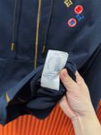 P185 Louis Vuitton 路易威登 1V 驴家 LV lv 微宽版型S-XL LV 26ss秋冬款拉链外套 新品专柜同步 多重重工艺 胸口手臂多彩色CVD四叶草🍀字母刺绣🪡logo 外套T恤 拉链外套T恤寄予一身打造 连帽拉链外套彩色男女同款！官网同步，专柜纯棉面料！贴肤舒适，耐看又好穿，经典简约logo设计，原厂工艺一丝不苟，型男必备单品拉链外套卫衣短袖不在千篇一律的大众脸，而是一定要独特吸引人的眼球，这一款LV水洗拉链外套🧥 品相品质都在线，舒适度，一如既往的版型，时髦度，包括面料、裁剪工艺上，都是下足了功夫！550克洗水纯棉质面料，纯棉透气，日常穿着非常清爽穿感舒适，领口的罗纹针织平整紧密，随意折腾都不会领口歪斜，宽松版型，上身你就会发现真的好好看，整体极简利落，超级日常百搭！随随便便搭配一条裤子就是青春的样子，一件水洗拉链外套就能为你的穿搭疯狂，绝不会出错的时髦单品！ 颜色：蓝色 尺码：S-XL 尺寸表： S：肩宽51-胸围56-衣长69 M：肩宽 -胸围58-衣长71 L：肩宽54-胸围60-衣长73 XL：肩宽 -胸围62-衣长75
