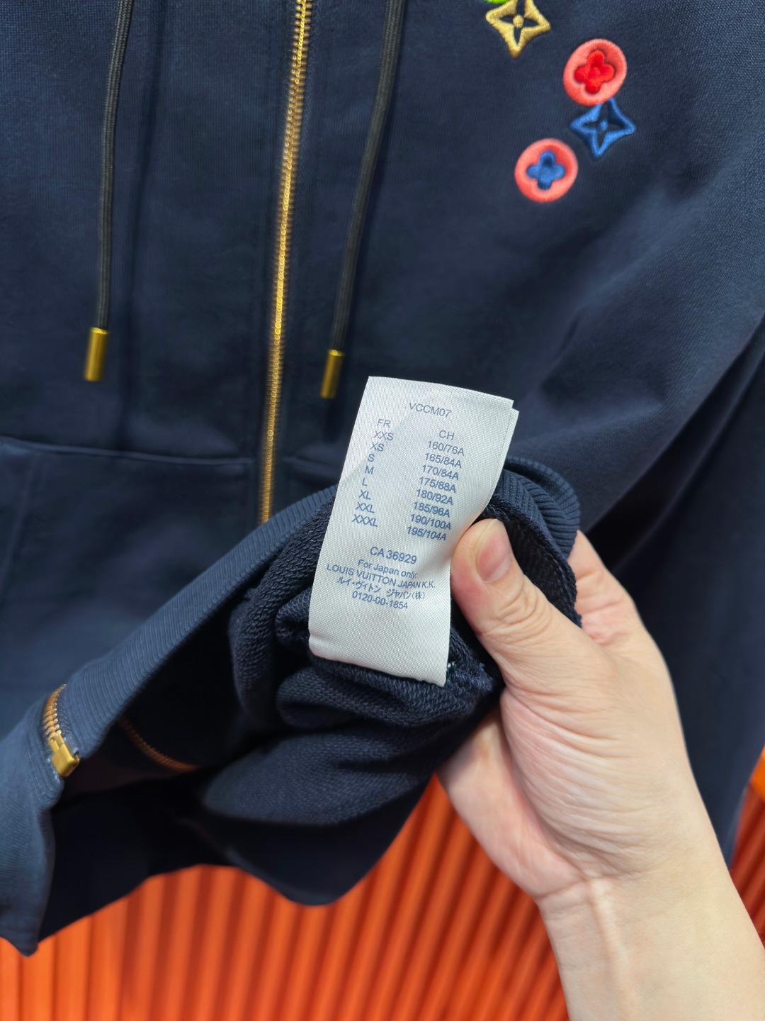 P185 Louis Vuitton 路易威登 1V 驴家 LV lv 微宽版型S-XL LV 26ss秋冬款拉链外套 新品专柜同步 多重重工艺 胸口手臂多彩色CVD四叶草🍀字母刺绣🪡logo 外套T恤 拉链外套T恤寄予一身打造 连帽拉链外套彩色男女同款！官网同步，专柜纯棉面料！贴肤舒适，耐看又好穿，经典简约logo设计，原厂工艺一丝不苟，型男必备单品拉链外套卫衣短袖不在千篇一律的大众脸，而是一定要独特吸引人的眼球，这一款LV水洗拉链外套🧥 品相品质都在线，舒适度，一如既往的版型，时髦度，包括面料、裁剪工艺上，都是下足了功夫！550克洗水纯棉质面料，纯棉透气，日常穿着非常清爽穿感舒适，领口的罗纹针织平整紧密，随意折腾都不会领口歪斜，宽松版型，上身你就会发现真的好好看，整体极简利落，超级日常百搭！随随便便搭配一条裤子就是青春的样子，一件水洗拉链外套就能为你的穿搭疯狂，绝不会出错的时髦单品！ 颜色：蓝色 尺码：S-XL 尺寸表： S：肩宽51-胸围56-衣长69 M：肩宽 -胸围58-衣长71 L：肩宽54-胸围60-衣长73 XL：肩宽 -胸围62-衣长75