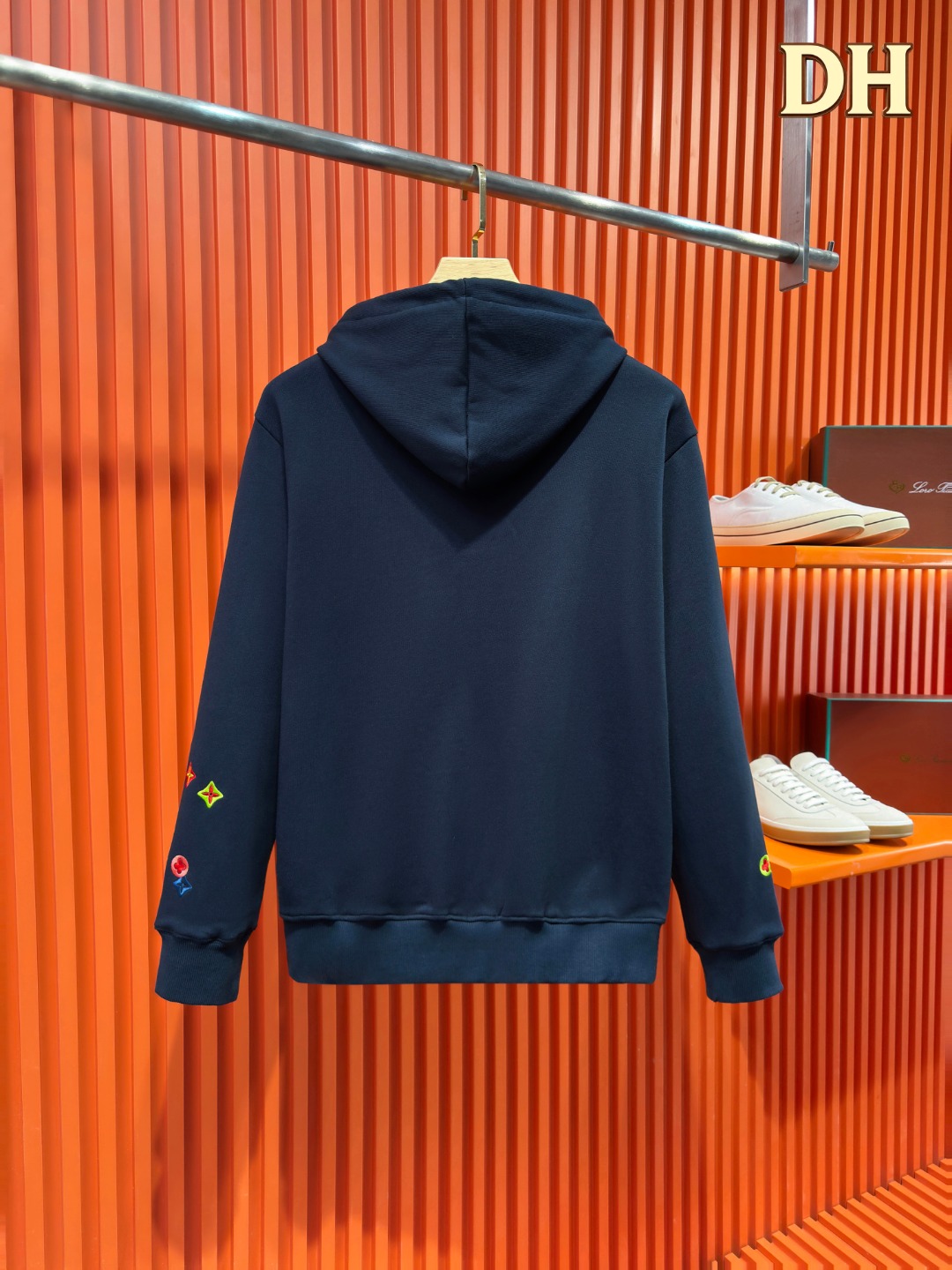 P185 Louis Vuitton 路易威登 1V 驴家 LV lv 微宽版型S-XL LV 26ss秋冬款拉链外套 新品专柜同步 多重重工艺 胸口手臂多彩色CVD四叶草🍀字母刺绣🪡logo 外套T恤 拉链外套T恤寄予一身打造 连帽拉链外套彩色男女同款！官网同步，专柜纯棉面料！贴肤舒适，耐看又好穿，经典简约logo设计，原厂工艺一丝不苟，型男必备单品拉链外套卫衣短袖不在千篇一律的大众脸，而是一定要独特吸引人的眼球，这一款LV水洗拉链外套🧥 品相品质都在线，舒适度，一如既往的版型，时髦度，包括面料、裁剪工艺上，都是下足了功夫！550克洗水纯棉质面料，纯棉透气，日常穿着非常清爽穿感舒适，领口的罗纹针织平整紧密，随意折腾都不会领口歪斜，宽松版型，上身你就会发现真的好好看，整体极简利落，超级日常百搭！随随便便搭配一条裤子就是青春的样子，一件水洗拉链外套就能为你的穿搭疯狂，绝不会出错的时髦单品！ 颜色：蓝色 尺码：S-XL 尺寸表： S：肩宽51-胸围56-衣长69 M：肩宽 -胸围58-衣长71 L：肩宽54-胸围60-衣长73 XL：肩宽 -胸围62-衣长75
