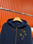 P185 Louis Vuitton 路易威登 1V 驴家 LV lv 微宽版型S-XL LV 26ss秋冬款拉链外套 新品专柜同步 多重重工艺 胸口手臂多彩色CVD四叶草🍀字母刺绣🪡logo 外套T恤 拉链外套T恤寄予一身打造 连帽拉链外套彩色男女同款！官网同步，专柜纯棉面料！贴肤舒适，耐看又好穿，经典简约logo设计，原厂工艺一丝不苟，型男必备单品拉链外套卫衣短袖不在千篇一律的大众脸，而是一定要独特吸引人的眼球，这一款LV水洗拉链外套🧥 品相品质都在线，舒适度，一如既往的版型，时髦度，包括面料、裁剪工艺上，都是下足了功夫！550克洗水纯棉质面料，纯棉透气，日常穿着非常清爽穿感舒适，领口的罗纹针织平整紧密，随意折腾都不会领口歪斜，宽松版型，上身你就会发现真的好好看，整体极简利落，超级日常百搭！随随便便搭配一条裤子就是青春的样子，一件水洗拉链外套就能为你的穿搭疯狂，绝不会出错的时髦单品！ 颜色：蓝色 尺码：S-XL 尺寸表： S：肩宽51-胸围56-衣长69 M：肩宽 -胸围58-衣长71 L：肩宽54-胸围60-衣长73 XL：肩宽 -胸围62-衣长75