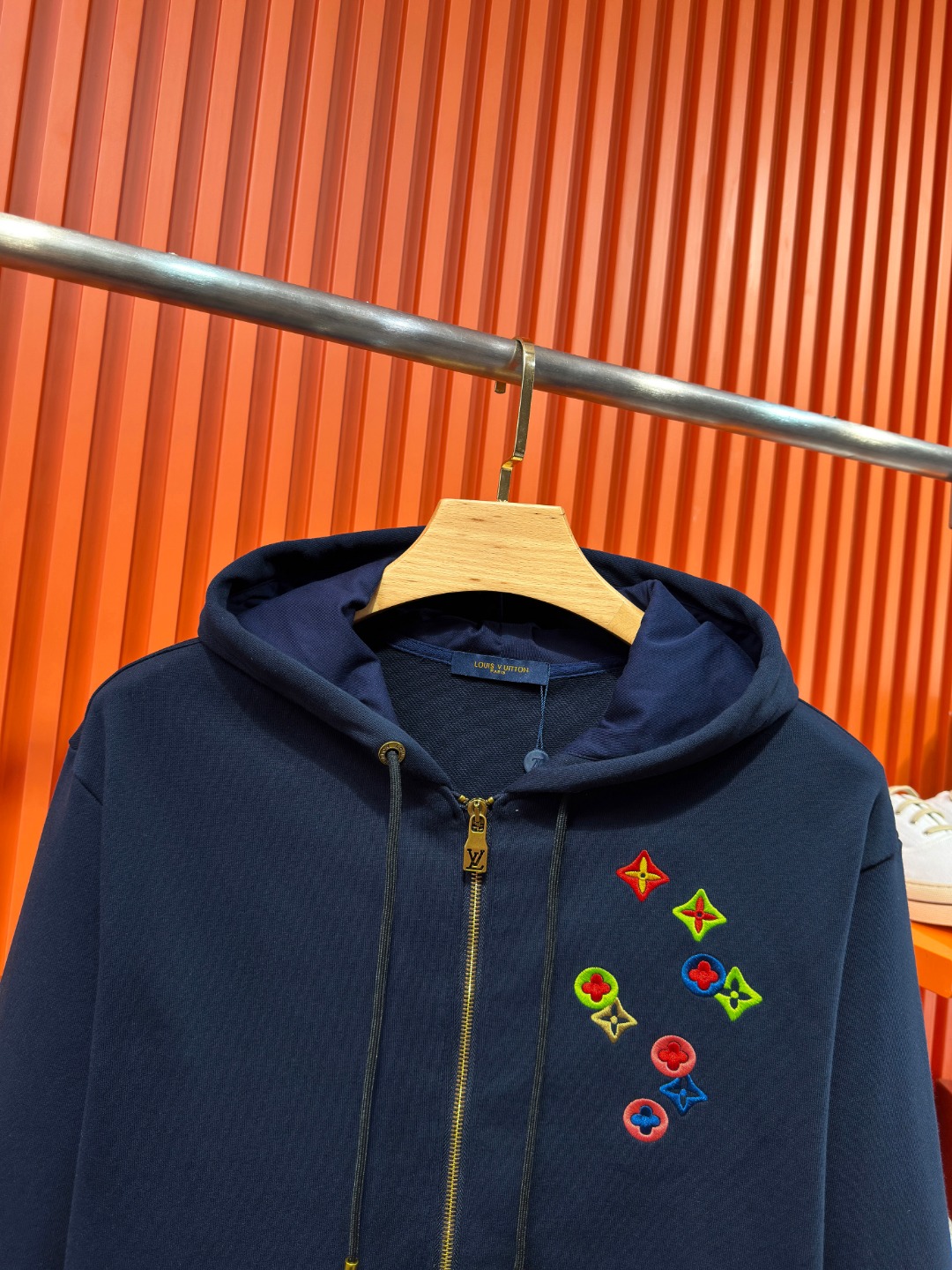 P185 Louis Vuitton 路易威登 1V 驴家 LV lv 微宽版型S-XL LV 26ss秋冬款拉链外套 新品专柜同步 多重重工艺 胸口手臂多彩色CVD四叶草🍀字母刺绣🪡logo 外套T恤 拉链外套T恤寄予一身打造 连帽拉链外套彩色男女同款！官网同步，专柜纯棉面料！贴肤舒适，耐看又好穿，经典简约logo设计，原厂工艺一丝不苟，型男必备单品拉链外套卫衣短袖不在千篇一律的大众脸，而是一定要独特吸引人的眼球，这一款LV水洗拉链外套🧥 品相品质都在线，舒适度，一如既往的版型，时髦度，包括面料、裁剪工艺上，都是下足了功夫！550克洗水纯棉质面料，纯棉透气，日常穿着非常清爽穿感舒适，领口的罗纹针织平整紧密，随意折腾都不会领口歪斜，宽松版型，上身你就会发现真的好好看，整体极简利落，超级日常百搭！随随便便搭配一条裤子就是青春的样子，一件水洗拉链外套就能为你的穿搭疯狂，绝不会出错的时髦单品！ 颜色：蓝色 尺码：S-XL 尺寸表： S：肩宽51-胸围56-衣长69 M：肩宽 -胸围58-衣长71 L：肩宽54-胸围60-衣长73 XL：肩宽 -胸围62-衣长75