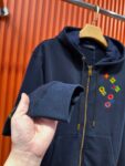 P185 Louis Vuitton 路易威登 1V 驴家 LV lv 微宽版型S-XL LV 26ss秋冬款拉链外套 新品专柜同步 多重重工艺 胸口手臂多彩色CVD四叶草🍀字母刺绣🪡logo 外套T恤 拉链外套T恤寄予一身打造 连帽拉链外套彩色男女同款！官网同步，专柜纯棉面料！贴肤舒适，耐看又好穿，经典简约logo设计，原厂工艺一丝不苟，型男必备单品拉链外套卫衣短袖不在千篇一律的大众脸，而是一定要独特吸引人的眼球，这一款LV水洗拉链外套🧥 品相品质都在线，舒适度，一如既往的版型，时髦度，包括面料、裁剪工艺上，都是下足了功夫！550克洗水纯棉质面料，纯棉透气，日常穿着非常清爽穿感舒适，领口的罗纹针织平整紧密，随意折腾都不会领口歪斜，宽松版型，上身你就会发现真的好好看，整体极简利落，超级日常百搭！随随便便搭配一条裤子就是青春的样子，一件水洗拉链外套就能为你的穿搭疯狂，绝不会出错的时髦单品！ 颜色：蓝色 尺码：S-XL 尺寸表： S：肩宽51-胸围56-衣长69 M：肩宽 -胸围58-衣长71 L：肩宽54-胸围60-衣长73 XL：肩宽 -胸围62-衣长75
