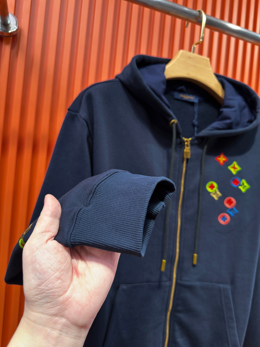 P185 Louis Vuitton 路易威登 1V 驴家 LV lv 微宽版型S-XL LV 26ss秋冬款拉链外套 新品专柜同步 多重重工艺 胸口手臂多彩色CVD四叶草🍀字母刺绣🪡logo 外套T恤 拉链外套T恤寄予一身打造 连帽拉链外套彩色男女同款！官网同步，专柜纯棉面料！贴肤舒适，耐看又好穿，经典简约logo设计，原厂工艺一丝不苟，型男必备单品拉链外套卫衣短袖不在千篇一律的大众脸，而是一定要独特吸引人的眼球，这一款LV水洗拉链外套🧥 品相品质都在线，舒适度，一如既往的版型，时髦度，包括面料、裁剪工艺上，都是下足了功夫！550克洗水纯棉质面料，纯棉透气，日常穿着非常清爽穿感舒适，领口的罗纹针织平整紧密，随意折腾都不会领口歪斜，宽松版型，上身你就会发现真的好好看，整体极简利落，超级日常百搭！随随便便搭配一条裤子就是青春的样子，一件水洗拉链外套就能为你的穿搭疯狂，绝不会出错的时髦单品！ 颜色：蓝色 尺码：S-XL 尺寸表： S：肩宽51-胸围56-衣长69 M：肩宽 -胸围58-衣长71 L：肩宽54-胸围60-衣长73 XL：肩宽 -胸围62-衣长75