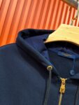 P185 Louis Vuitton 路易威登 1V 驴家 LV lv 微宽版型S-XL LV 26ss秋冬款拉链外套 新品专柜同步 多重重工艺 胸口手臂多彩色CVD四叶草🍀字母刺绣🪡logo 外套T恤 拉链外套T恤寄予一身打造 连帽拉链外套彩色男女同款！官网同步，专柜纯棉面料！贴肤舒适，耐看又好穿，经典简约logo设计，原厂工艺一丝不苟，型男必备单品拉链外套卫衣短袖不在千篇一律的大众脸，而是一定要独特吸引人的眼球，这一款LV水洗拉链外套🧥 品相品质都在线，舒适度，一如既往的版型，时髦度，包括面料、裁剪工艺上，都是下足了功夫！550克洗水纯棉质面料，纯棉透气，日常穿着非常清爽穿感舒适，领口的罗纹针织平整紧密，随意折腾都不会领口歪斜，宽松版型，上身你就会发现真的好好看，整体极简利落，超级日常百搭！随随便便搭配一条裤子就是青春的样子，一件水洗拉链外套就能为你的穿搭疯狂，绝不会出错的时髦单品！ 颜色：蓝色 尺码：S-XL 尺寸表： S：肩宽51-胸围56-衣长69 M：肩宽 -胸围58-衣长71 L：肩宽54-胸围60-衣长73 XL：肩宽 -胸围62-衣长75