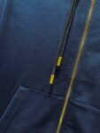 P185 Louis Vuitton 路易威登 1V 驴家 LV lv 微宽版型S-XL LV 26ss秋冬款拉链外套 新品专柜同步 多重重工艺 胸口手臂多彩色CVD四叶草🍀字母刺绣🪡logo 外套T恤 拉链外套T恤寄予一身打造 连帽拉链外套彩色男女同款！官网同步，专柜纯棉面料！贴肤舒适，耐看又好穿，经典简约logo设计，原厂工艺一丝不苟，型男必备单品拉链外套卫衣短袖不在千篇一律的大众脸，而是一定要独特吸引人的眼球，这一款LV水洗拉链外套🧥 品相品质都在线，舒适度，一如既往的版型，时髦度，包括面料、裁剪工艺上，都是下足了功夫！550克洗水纯棉质面料，纯棉透气，日常穿着非常清爽穿感舒适，领口的罗纹针织平整紧密，随意折腾都不会领口歪斜，宽松版型，上身你就会发现真的好好看，整体极简利落，超级日常百搭！随随便便搭配一条裤子就是青春的样子，一件水洗拉链外套就能为你的穿搭疯狂，绝不会出错的时髦单品！ 颜色：蓝色 尺码：S-XL 尺寸表： S：肩宽51-胸围56-衣长69 M：肩宽 -胸围58-衣长71 L：肩宽54-胸围60-衣长73 XL：肩宽 -胸围62-衣长75