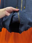 P185 Louis Vuitton 路易威登 1V 驴家 LV lv 微宽版型S-XL LV 26ss秋冬款拉链外套 新品专柜同步 多重重工艺 胸口手臂多彩色CVD四叶草🍀字母刺绣🪡logo 外套T恤 拉链外套T恤寄予一身打造 连帽拉链外套彩色男女同款！官网同步，专柜纯棉面料！贴肤舒适，耐看又好穿，经典简约logo设计，原厂工艺一丝不苟，型男必备单品拉链外套卫衣短袖不在千篇一律的大众脸，而是一定要独特吸引人的眼球，这一款LV水洗拉链外套🧥 品相品质都在线，舒适度，一如既往的版型，时髦度，包括面料、裁剪工艺上，都是下足了功夫！550克洗水纯棉质面料，纯棉透气，日常穿着非常清爽穿感舒适，领口的罗纹针织平整紧密，随意折腾都不会领口歪斜，宽松版型，上身你就会发现真的好好看，整体极简利落，超级日常百搭！随随便便搭配一条裤子就是青春的样子，一件水洗拉链外套就能为你的穿搭疯狂，绝不会出错的时髦单品！ 颜色：蓝色 尺码：S-XL 尺寸表： S：肩宽51-胸围56-衣长69 M：肩宽 -胸围58-衣长71 L：肩宽54-胸围60-衣长73 XL：肩宽 -胸围62-衣长75