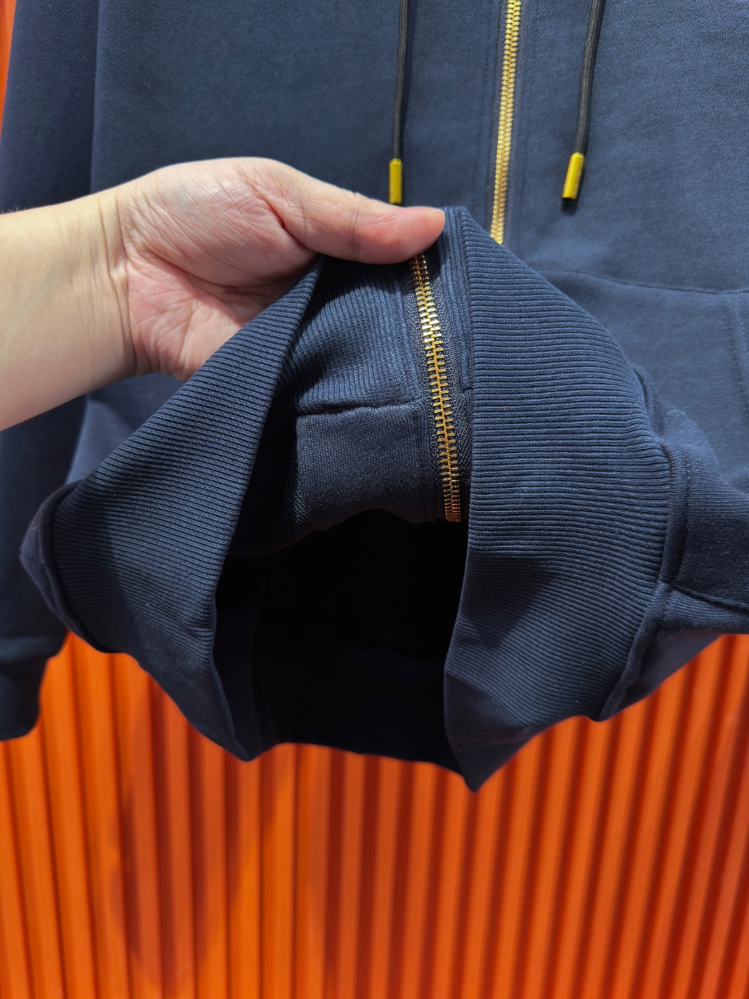 P185 Louis Vuitton 路易威登 1V 驴家 LV lv 微宽版型S-XL LV 26ss秋冬款拉链外套 新品专柜同步 多重重工艺 胸口手臂多彩色CVD四叶草🍀字母刺绣🪡logo 外套T恤 拉链外套T恤寄予一身打造 连帽拉链外套彩色男女同款！官网同步，专柜纯棉面料！贴肤舒适，耐看又好穿，经典简约logo设计，原厂工艺一丝不苟，型男必备单品拉链外套卫衣短袖不在千篇一律的大众脸，而是一定要独特吸引人的眼球，这一款LV水洗拉链外套🧥 品相品质都在线，舒适度，一如既往的版型，时髦度，包括面料、裁剪工艺上，都是下足了功夫！550克洗水纯棉质面料，纯棉透气，日常穿着非常清爽穿感舒适，领口的罗纹针织平整紧密，随意折腾都不会领口歪斜，宽松版型，上身你就会发现真的好好看，整体极简利落，超级日常百搭！随随便便搭配一条裤子就是青春的样子，一件水洗拉链外套就能为你的穿搭疯狂，绝不会出错的时髦单品！ 颜色：蓝色 尺码：S-XL 尺寸表： S：肩宽51-胸围56-衣长69 M：肩宽 -胸围58-衣长71 L：肩宽54-胸围60-衣长73 XL：肩宽 -胸围62-衣长75