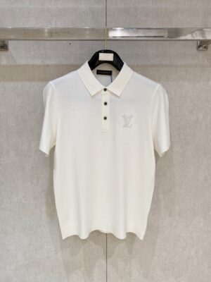 weigou_171662_0_52c7359ac7 P230 LV 路易威登男士针织Polo短袖 甄选细腻针织纱线织造,面料触感柔润顺滑,针织肌理细密平整,透气清爽,夏日上身不闷汗,耐穿不易起球变形。 经典Polo翻领设计,领型立体挺括,不易软塌走形。三粒扣门襟简约大气,做工精致考究。合身微宽松剪裁,肩线利落流畅,适度修饰身材,上身没有束缚紧绷感。左胸标志性Anagram回纹刺绣,走线工整,辨识度十足,轻奢内敛不浮夸。 简约高级的都市休闲风格,黑白两色经典耐看。适配多种场景,通勤上班、轻商务会晤、日常出游都合适。 码数:M-4XL