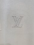 weigou_171662_3_6242bcb75f P230 LV 路易威登男士针织Polo短袖 甄选细腻针织纱线织造,面料触感柔润顺滑,针织肌理细密平整,透气清爽,夏日上身不闷汗,耐穿不易起球变形。 经典Polo翻领设计,领型立体挺括,不易软塌走形。三粒扣门襟简约大气,做工精致考究。合身微宽松剪裁,肩线利落流畅,适度修饰身材,上身没有束缚紧绷感。左胸标志性Anagram回纹刺绣,走线工整,辨识度十足,轻奢内敛不浮夸。 简约高级的都市休闲风格,黑白两色经典耐看。适配多种场景,通勤上班、轻商务会晤、日常出游都合适。 码数:M-4XL