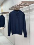 weigou_171706_0_8343311528 P230 LOUIS VUITTON 革标polo长衫 ●原版:16300购入开发 ●货号:1681738-A45 ●面料:羊毛混纺面料 ●工艺:针织制作 ●颜色:藏蓝色 ●版型:合身版型 ●克重:约250克 ●尺码:S-M-L-XL ●描述:本款短袖衫采用245羊毛混纺,由14针1条纱加1条弹力丝织片,20针盘缝合。织片时间90分钟,洗水后需先将胸贴烫过以后再打的扣子,这样会平整美观,打好扣之后还需绣花制作。 为细腻丝毛混纺针织渲染沉稳色调,以刺绣和皮革标识贴饰分饰左侧下摆和背后。可为商务着装注入学院风范,亦可与精裁单品或休闲裤共筑摩登造型。整体走线平直细腻,面料舒适柔软,颜色一致无色差 能与同款搭配营造时尚造型,驾驭各种场合,定制辅料,三标齐全,男女同款!