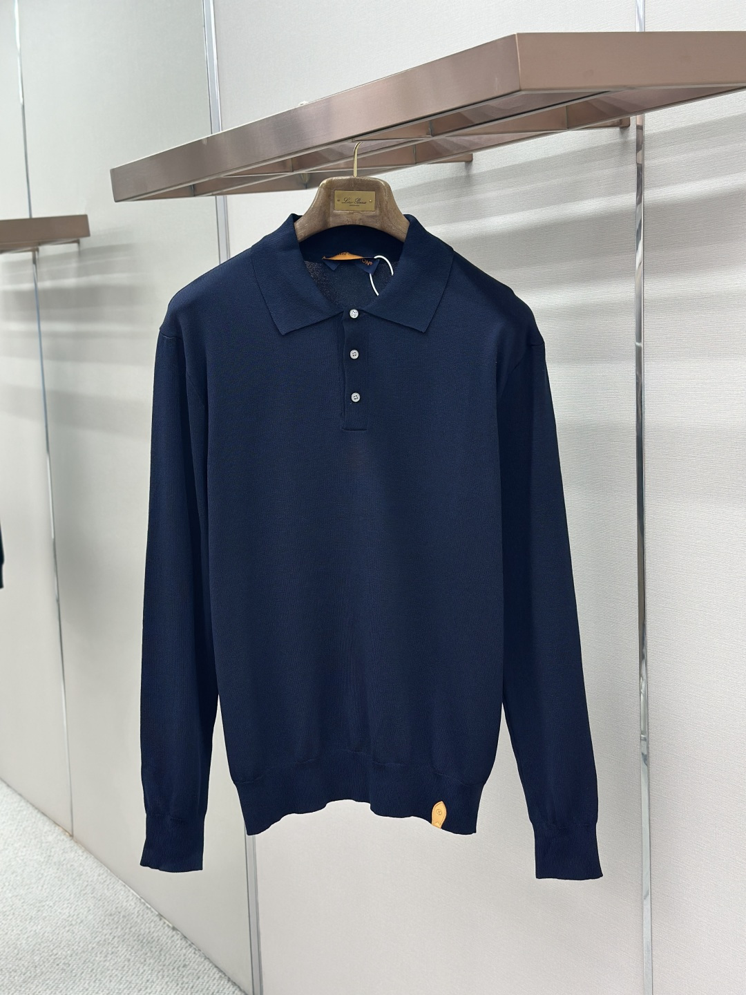 weigou_171706_2_8ea33c1bac P230 LOUIS VUITTON 革标polo长衫 ●原版:16300购入开发 ●货号:1681738-A45 ●面料:羊毛混纺面料 ●工艺:针织制作 ●颜色:藏蓝色 ●版型:合身版型 ●克重:约250克 ●尺码:S-M-L-XL ●描述:本款短袖衫采用245羊毛混纺,由14针1条纱加1条弹力丝织片,20针盘缝合。织片时间90分钟,洗水后需先将胸贴烫过以后再打的扣子,这样会平整美观,打好扣之后还需绣花制作。 为细腻丝毛混纺针织渲染沉稳色调,以刺绣和皮革标识贴饰分饰左侧下摆和背后。可为商务着装注入学院风范,亦可与精裁单品或休闲裤共筑摩登造型。整体走线平直细腻,面料舒适柔软,颜色一致无色差 能与同款搭配营造时尚造型,驾驭各种场合,定制辅料,三标齐全,男女同款!