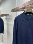 weigou_171706_4_263f4c9cd9 P230 LOUIS VUITTON 革标polo长衫 ●原版:16300购入开发 ●货号:1681738-A45 ●面料:羊毛混纺面料 ●工艺:针织制作 ●颜色:藏蓝色 ●版型:合身版型 ●克重:约250克 ●尺码:S-M-L-XL ●描述:本款短袖衫采用245羊毛混纺,由14针1条纱加1条弹力丝织片,20针盘缝合。织片时间90分钟,洗水后需先将胸贴烫过以后再打的扣子,这样会平整美观,打好扣之后还需绣花制作。 为细腻丝毛混纺针织渲染沉稳色调,以刺绣和皮革标识贴饰分饰左侧下摆和背后。可为商务着装注入学院风范,亦可与精裁单品或休闲裤共筑摩登造型。整体走线平直细腻,面料舒适柔软,颜色一致无色差 能与同款搭配营造时尚造型,驾驭各种场合,定制辅料,三标齐全,男女同款!