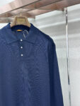 weigou_171706_5_fe577d2ad7 P230 LOUIS VUITTON 革标polo长衫 ●原版:16300购入开发 ●货号:1681738-A45 ●面料:羊毛混纺面料 ●工艺:针织制作 ●颜色:藏蓝色 ●版型:合身版型 ●克重:约250克 ●尺码:S-M-L-XL ●描述:本款短袖衫采用245羊毛混纺,由14针1条纱加1条弹力丝织片,20针盘缝合。织片时间90分钟,洗水后需先将胸贴烫过以后再打的扣子,这样会平整美观,打好扣之后还需绣花制作。 为细腻丝毛混纺针织渲染沉稳色调,以刺绣和皮革标识贴饰分饰左侧下摆和背后。可为商务着装注入学院风范,亦可与精裁单品或休闲裤共筑摩登造型。整体走线平直细腻,面料舒适柔软,颜色一致无色差 能与同款搭配营造时尚造型,驾驭各种场合,定制辅料,三标齐全,男女同款!