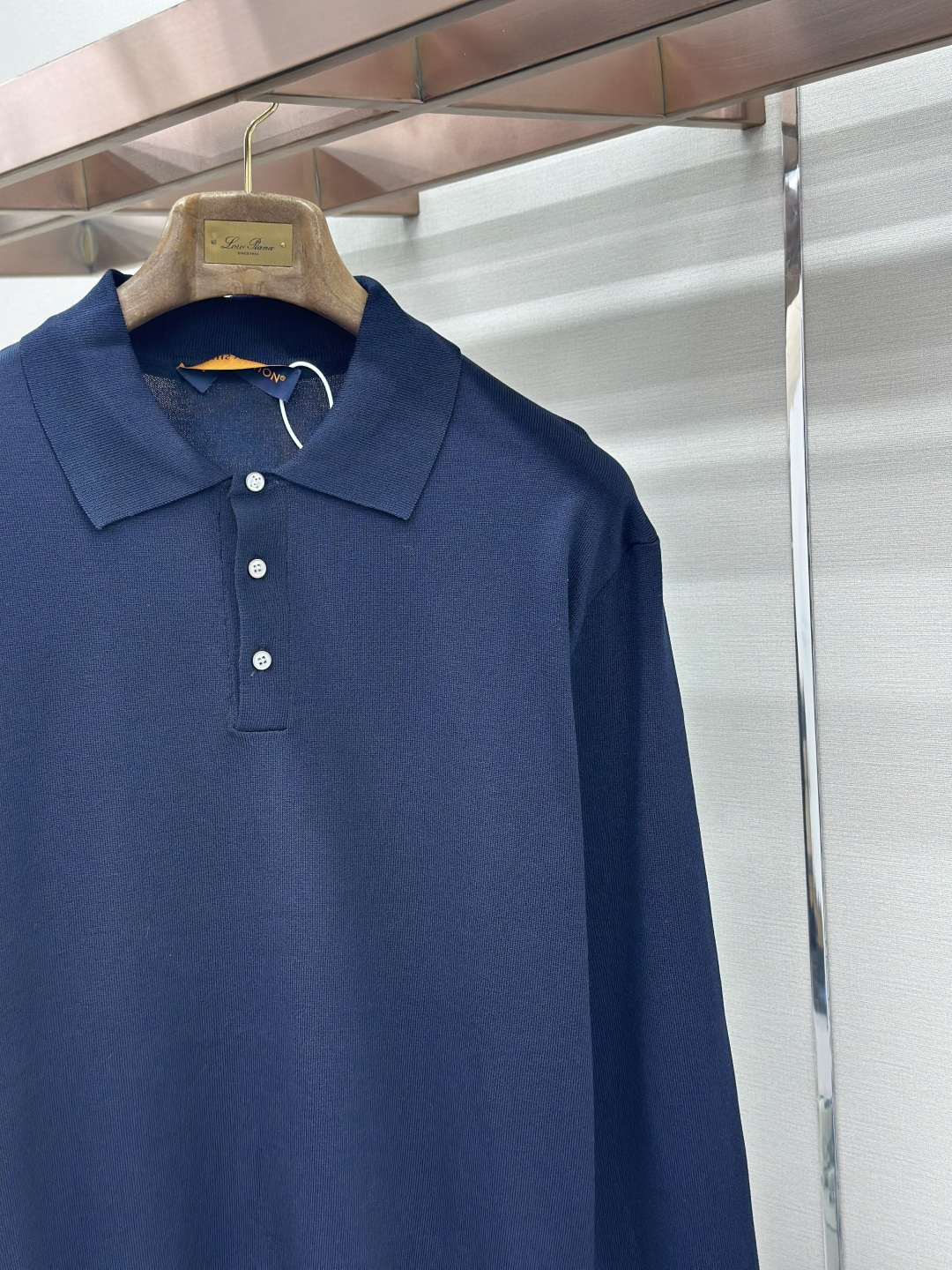 weigou_171706_5_fe577d2ad7 P230 LOUIS VUITTON 革标polo长衫 ●原版:16300购入开发 ●货号:1681738-A45 ●面料:羊毛混纺面料 ●工艺:针织制作 ●颜色:藏蓝色 ●版型:合身版型 ●克重:约250克 ●尺码:S-M-L-XL ●描述:本款短袖衫采用245羊毛混纺,由14针1条纱加1条弹力丝织片,20针盘缝合。织片时间90分钟,洗水后需先将胸贴烫过以后再打的扣子,这样会平整美观,打好扣之后还需绣花制作。 为细腻丝毛混纺针织渲染沉稳色调,以刺绣和皮革标识贴饰分饰左侧下摆和背后。可为商务着装注入学院风范,亦可与精裁单品或休闲裤共筑摩登造型。整体走线平直细腻,面料舒适柔软,颜色一致无色差 能与同款搭配营造时尚造型,驾驭各种场合,定制辅料,三标齐全,男女同款!