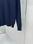 weigou_171706_6_61779b7dd4 P230 LOUIS VUITTON 革标polo长衫 ●原版:16300购入开发 ●货号:1681738-A45 ●面料:羊毛混纺面料 ●工艺:针织制作 ●颜色:藏蓝色 ●版型:合身版型 ●克重:约250克 ●尺码:S-M-L-XL ●描述:本款短袖衫采用245羊毛混纺,由14针1条纱加1条弹力丝织片,20针盘缝合。织片时间90分钟,洗水后需先将胸贴烫过以后再打的扣子,这样会平整美观,打好扣之后还需绣花制作。 为细腻丝毛混纺针织渲染沉稳色调,以刺绣和皮革标识贴饰分饰左侧下摆和背后。可为商务着装注入学院风范,亦可与精裁单品或休闲裤共筑摩登造型。整体走线平直细腻,面料舒适柔软,颜色一致无色差 能与同款搭配营造时尚造型,驾驭各种场合,定制辅料,三标齐全,男女同款!
