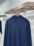 weigou_171706_7_6ab4d11bb3 P230 LOUIS VUITTON 革标polo长衫 ●原版:16300购入开发 ●货号:1681738-A45 ●面料:羊毛混纺面料 ●工艺:针织制作 ●颜色:藏蓝色 ●版型:合身版型 ●克重:约250克 ●尺码:S-M-L-XL ●描述:本款短袖衫采用245羊毛混纺,由14针1条纱加1条弹力丝织片,20针盘缝合。织片时间90分钟,洗水后需先将胸贴烫过以后再打的扣子,这样会平整美观,打好扣之后还需绣花制作。 为细腻丝毛混纺针织渲染沉稳色调,以刺绣和皮革标识贴饰分饰左侧下摆和背后。可为商务着装注入学院风范,亦可与精裁单品或休闲裤共筑摩登造型。整体走线平直细腻,面料舒适柔软,颜色一致无色差 能与同款搭配营造时尚造型,驾驭各种场合,定制辅料,三标齐全,男女同款!