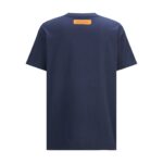 P110 LOUIS VUITTON 压花标识短袖 面料：采用32支双纱精梳棉。 面料：螺纹采用1*1配套索罗娜。 工艺：原版定制1：1LV标识压花模具，同比例尺寸与厚薄度。 本款T恤取材柔软棉布针织，以品牌元素点亮经典设计。肩头缝线和背后的桑蚕丝嵌花标签呈现内外翻转效果，硅质LV标识刺绣再添品牌格 调。 辅料：定制1：1洗水商标 辅料：定制1：1压花标识 尺码：S-M-L-XL 颜色：黑-白-蓝-紫-宝蓝-灰 款号：86224-818