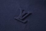 P110 LOUIS VUITTON 压花标识短袖 面料：采用32支双纱精梳棉。 面料：螺纹采用1*1配套索罗娜。 工艺：原版定制1：1LV标识压花模具，同比例尺寸与厚薄度。 本款T恤取材柔软棉布针织，以品牌元素点亮经典设计。肩头缝线和背后的桑蚕丝嵌花标签呈现内外翻转效果，硅质LV标识刺绣再添品牌格 调。 辅料：定制1：1洗水商标 辅料：定制1：1压花标识 尺码：S-M-L-XL 颜色：黑-白-蓝-紫-宝蓝-灰 款号：86224-818