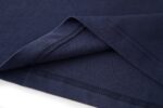 P110 LOUIS VUITTON 压花标识短袖 面料：采用32支双纱精梳棉。 面料：螺纹采用1*1配套索罗娜。 工艺：原版定制1：1LV标识压花模具，同比例尺寸与厚薄度。 本款T恤取材柔软棉布针织，以品牌元素点亮经典设计。肩头缝线和背后的桑蚕丝嵌花标签呈现内外翻转效果，硅质LV标识刺绣再添品牌格 调。 辅料：定制1：1洗水商标 辅料：定制1：1压花标识 尺码：S-M-L-XL 颜色：黑-白-蓝-紫-宝蓝-灰 款号：86224-818