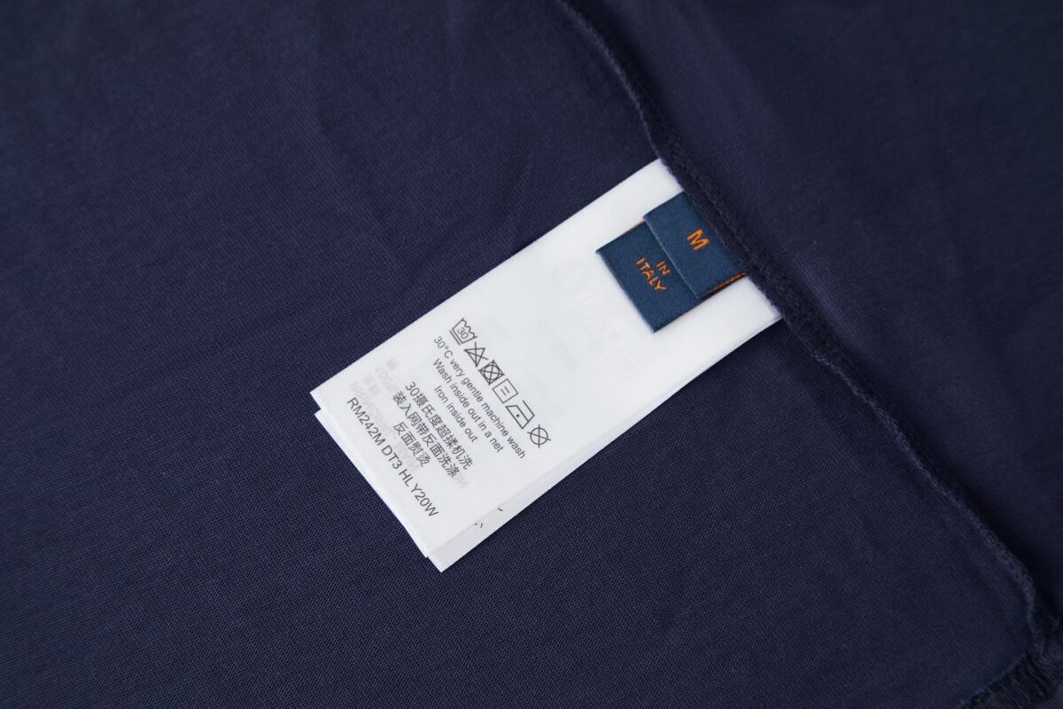 P110 LOUIS VUITTON 压花标识短袖 面料：采用32支双纱精梳棉。 面料：螺纹采用1*1配套索罗娜。 工艺：原版定制1：1LV标识压花模具，同比例尺寸与厚薄度。 本款T恤取材柔软棉布针织，以品牌元素点亮经典设计。肩头缝线和背后的桑蚕丝嵌花标签呈现内外翻转效果，硅质LV标识刺绣再添品牌格 调。 辅料：定制1：1洗水商标 辅料：定制1：1压花标识 尺码：S-M-L-XL 颜色：黑-白-蓝-紫-宝蓝-灰 款号：86224-818
