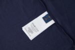 P110 LOUIS VUITTON 压花标识短袖 面料：采用32支双纱精梳棉。 面料：螺纹采用1*1配套索罗娜。 工艺：原版定制1：1LV标识压花模具，同比例尺寸与厚薄度。 本款T恤取材柔软棉布针织，以品牌元素点亮经典设计。肩头缝线和背后的桑蚕丝嵌花标签呈现内外翻转效果，硅质LV标识刺绣再添品牌格 调。 辅料：定制1：1洗水商标 辅料：定制1：1压花标识 尺码：S-M-L-XL 颜色：黑-白-蓝-紫-宝蓝-灰 款号：86224-818