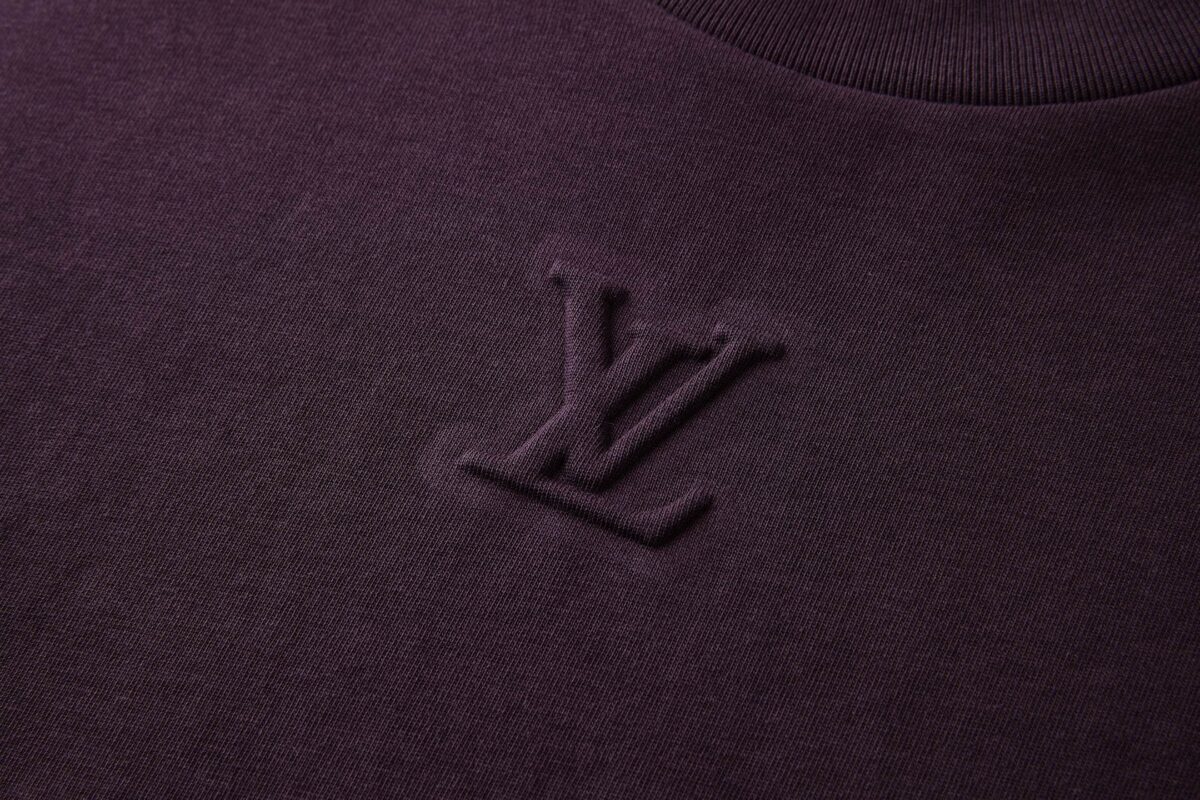 P110 LOUIS VUITTON 压花标识短袖 面料：采用32支双纱精梳棉。 面料：螺纹采用1*1配套索罗娜。 工艺：原版定制1：1LV标识压花模具，同比例尺寸与厚薄度。 本款T恤取材柔软棉布针织，以品牌元素点亮经典设计。肩头缝线和背后的桑蚕丝嵌花标签呈现内外翻转效果，硅质LV标识刺绣再添品牌格 调。 辅料：定制1：1洗水商标 辅料：定制1：1压花标识 尺码：S-M-L-XL 颜色：黑-白-蓝-紫-宝蓝-灰 款号：86224-818