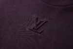 P110 LOUIS VUITTON 压花标识短袖 面料：采用32支双纱精梳棉。 面料：螺纹采用1*1配套索罗娜。 工艺：原版定制1：1LV标识压花模具，同比例尺寸与厚薄度。 本款T恤取材柔软棉布针织，以品牌元素点亮经典设计。肩头缝线和背后的桑蚕丝嵌花标签呈现内外翻转效果，硅质LV标识刺绣再添品牌格 调。 辅料：定制1：1洗水商标 辅料：定制1：1压花标识 尺码：S-M-L-XL 颜色：黑-白-蓝-紫-宝蓝-灰 款号：86224-818