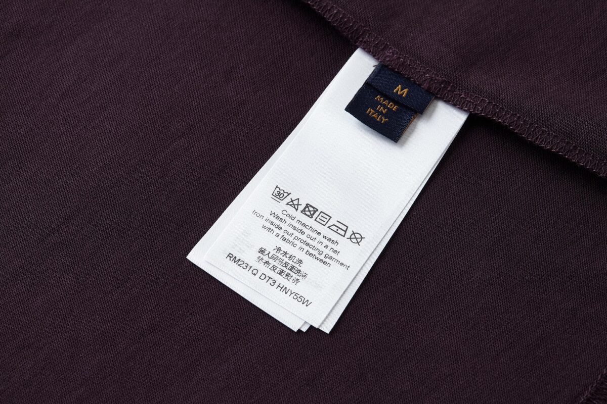 P110 LOUIS VUITTON 压花标识短袖 面料：采用32支双纱精梳棉。 面料：螺纹采用1*1配套索罗娜。 工艺：原版定制1：1LV标识压花模具，同比例尺寸与厚薄度。 本款T恤取材柔软棉布针织，以品牌元素点亮经典设计。肩头缝线和背后的桑蚕丝嵌花标签呈现内外翻转效果，硅质LV标识刺绣再添品牌格 调。 辅料：定制1：1洗水商标 辅料：定制1：1压花标识 尺码：S-M-L-XL 颜色：黑-白-蓝-紫-宝蓝-灰 款号：86224-818