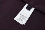 P110 LOUIS VUITTON 压花标识短袖 面料：采用32支双纱精梳棉。 面料：螺纹采用1*1配套索罗娜。 工艺：原版定制1：1LV标识压花模具，同比例尺寸与厚薄度。 本款T恤取材柔软棉布针织，以品牌元素点亮经典设计。肩头缝线和背后的桑蚕丝嵌花标签呈现内外翻转效果，硅质LV标识刺绣再添品牌格 调。 辅料：定制1：1洗水商标 辅料：定制1：1压花标识 尺码：S-M-L-XL 颜色：黑-白-蓝-紫-宝蓝-灰 款号：86224-818