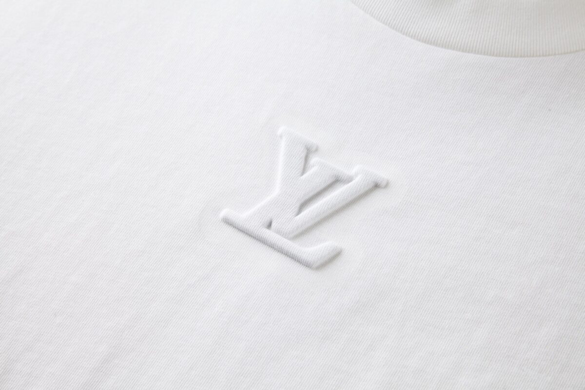 P110 LOUIS VUITTON 压花标识短袖 面料：采用32支双纱精梳棉。 面料：螺纹采用1*1配套索罗娜。 工艺：原版定制1：1LV标识压花模具，同比例尺寸与厚薄度。 本款T恤取材柔软棉布针织，以品牌元素点亮经典设计。肩头缝线和背后的桑蚕丝嵌花标签呈现内外翻转效果，硅质LV标识刺绣再添品牌格 调。 辅料：定制1：1洗水商标 辅料：定制1：1压花标识 尺码：S-M-L-XL 颜色：黑-白-蓝-紫-宝蓝-灰 款号：86224-818