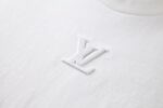 P110 LOUIS VUITTON 压花标识短袖 面料：采用32支双纱精梳棉。 面料：螺纹采用1*1配套索罗娜。 工艺：原版定制1：1LV标识压花模具，同比例尺寸与厚薄度。 本款T恤取材柔软棉布针织，以品牌元素点亮经典设计。肩头缝线和背后的桑蚕丝嵌花标签呈现内外翻转效果，硅质LV标识刺绣再添品牌格 调。 辅料：定制1：1洗水商标 辅料：定制1：1压花标识 尺码：S-M-L-XL 颜色：黑-白-蓝-紫-宝蓝-灰 款号：86224-818
