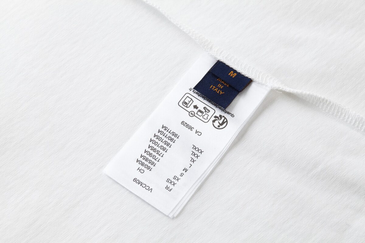 P110 LOUIS VUITTON 压花标识短袖 面料：采用32支双纱精梳棉。 面料：螺纹采用1*1配套索罗娜。 工艺：原版定制1：1LV标识压花模具，同比例尺寸与厚薄度。 本款T恤取材柔软棉布针织，以品牌元素点亮经典设计。肩头缝线和背后的桑蚕丝嵌花标签呈现内外翻转效果，硅质LV标识刺绣再添品牌格 调。 辅料：定制1：1洗水商标 辅料：定制1：1压花标识 尺码：S-M-L-XL 颜色：黑-白-蓝-紫-宝蓝-灰 款号：86224-818