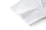 P110 LOUIS VUITTON 压花标识短袖 面料：采用32支双纱精梳棉。 面料：螺纹采用1*1配套索罗娜。 工艺：原版定制1：1LV标识压花模具，同比例尺寸与厚薄度。 本款T恤取材柔软棉布针织，以品牌元素点亮经典设计。肩头缝线和背后的桑蚕丝嵌花标签呈现内外翻转效果，硅质LV标识刺绣再添品牌格 调。 辅料：定制1：1洗水商标 辅料：定制1：1压花标识 尺码：S-M-L-XL 颜色：黑-白-蓝-紫-宝蓝-灰 款号：86224-818