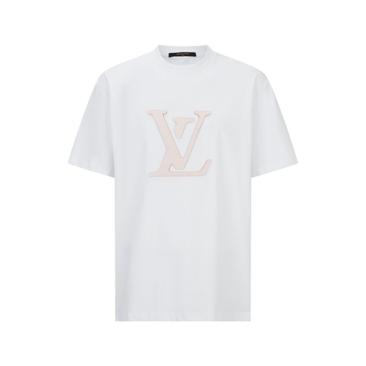 P110 LOUIS VUITTON 皮革刺绣标识短袖 面料：采用32支双纱精梳棉。 面料：螺纹采用1*1配套索罗娜。 辅料：浅粉面布切割复合羊皮，侧边带有人工油边工艺。高度还原原版LV标识辅料。 工艺：刺绣缝线，底部缝线定位后面上多缝一层使辅料与衣服牢牢凝固。 工艺：后服3D立体刺绣工艺,以品字母做为点点缀，整针数约为4800针。 本款T恤玩味2026秋冬秀场的视觉先锋，为轻盈棉质针织融入激光切割LV标识，其撞色毛毡底垫恰似品牌标志性VVN皮革的染色边缘，以考究笔触营造悬浮效果。背后的标识刺绣再添雅致一笔。 辅料：定制1：1洗水商标 辅料：定制1：1皮革标识 工艺：定制1：1刺绣标识 尺码：S-M-L-X 颜色：白 款号：86137-818
