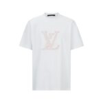 P110 LOUIS VUITTON 皮革刺绣标识短袖 面料：采用32支双纱精梳棉。 面料：螺纹采用1*1配套索罗娜。 辅料：浅粉面布切割复合羊皮，侧边带有人工油边工艺。高度还原原版LV标识辅料。 工艺：刺绣缝线，底部缝线定位后面上多缝一层使辅料与衣服牢牢凝固。 工艺：后服3D立体刺绣工艺,以品字母做为点点缀，整针数约为4800针。 本款T恤玩味2026秋冬秀场的视觉先锋，为轻盈棉质针织融入激光切割LV标识，其撞色毛毡底垫恰似品牌标志性VVN皮革的染色边缘，以考究笔触营造悬浮效果。背后的标识刺绣再添雅致一笔。 辅料：定制1：1洗水商标 辅料：定制1：1皮革标识 工艺：定制1：1刺绣标识 尺码：S-M-L-X 颜色：白 款号：86137-818