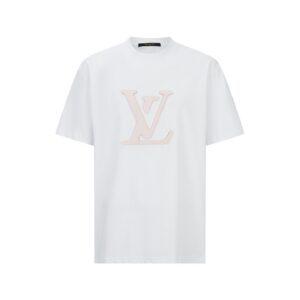 P110 LOUIS VUITTON 皮革刺绣标识短袖 面料：采用32支双纱精梳棉。 面料：螺纹采用1*1配套索罗娜。 辅料：浅粉面布切割复合羊皮，侧边带有人工油边工艺。高度还原原版LV标识辅料。 工艺：刺绣缝线，底部缝线定位后面上多缝一层使辅料与衣服牢牢凝固。 工艺：后服3D立体刺绣工艺,以品字母做为点点缀，整针数约为4800针。 本款T恤玩味2026秋冬秀场的视觉先锋，为轻盈棉质针织融入激光切割LV标识，其撞色毛毡底垫恰似品牌标志性VVN皮革的染色边缘，以考究笔触营造悬浮效果。背后的标识刺绣再添雅致一笔。 辅料：定制1：1洗水商标 辅料：定制1：1皮革标识 工艺：定制1：1刺绣标识 尺码：S-M-L-X 颜色：白 款号：86137-818