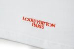 P110 LOUIS VUITTON 皮革刺绣标识短袖 面料：采用32支双纱精梳棉。 面料：螺纹采用1*1配套索罗娜。 辅料：浅粉面布切割复合羊皮，侧边带有人工油边工艺。高度还原原版LV标识辅料。 工艺：刺绣缝线，底部缝线定位后面上多缝一层使辅料与衣服牢牢凝固。 工艺：后服3D立体刺绣工艺,以品字母做为点点缀，整针数约为4800针。 本款T恤玩味2026秋冬秀场的视觉先锋，为轻盈棉质针织融入激光切割LV标识，其撞色毛毡底垫恰似品牌标志性VVN皮革的染色边缘，以考究笔触营造悬浮效果。背后的标识刺绣再添雅致一笔。 辅料：定制1：1洗水商标 辅料：定制1：1皮革标识 工艺：定制1：1刺绣标识 尺码：S-M-L-X 颜色：白 款号：86137-818