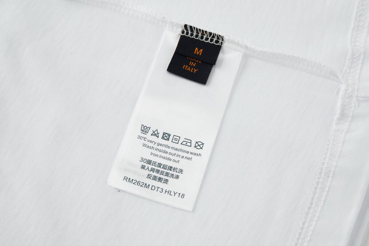 P110 LOUIS VUITTON 皮革刺绣标识短袖 面料：采用32支双纱精梳棉。 面料：螺纹采用1*1配套索罗娜。 辅料：浅粉面布切割复合羊皮，侧边带有人工油边工艺。高度还原原版LV标识辅料。 工艺：刺绣缝线，底部缝线定位后面上多缝一层使辅料与衣服牢牢凝固。 工艺：后服3D立体刺绣工艺,以品字母做为点点缀，整针数约为4800针。 本款T恤玩味2026秋冬秀场的视觉先锋，为轻盈棉质针织融入激光切割LV标识，其撞色毛毡底垫恰似品牌标志性VVN皮革的染色边缘，以考究笔触营造悬浮效果。背后的标识刺绣再添雅致一笔。 辅料：定制1：1洗水商标 辅料：定制1：1皮革标识 工艺：定制1：1刺绣标识 尺码：S-M-L-X 颜色：白 款号：86137-818