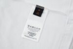 P110 LOUIS VUITTON 皮革刺绣标识短袖 面料：采用32支双纱精梳棉。 面料：螺纹采用1*1配套索罗娜。 辅料：浅粉面布切割复合羊皮，侧边带有人工油边工艺。高度还原原版LV标识辅料。 工艺：刺绣缝线，底部缝线定位后面上多缝一层使辅料与衣服牢牢凝固。 工艺：后服3D立体刺绣工艺,以品字母做为点点缀，整针数约为4800针。 本款T恤玩味2026秋冬秀场的视觉先锋，为轻盈棉质针织融入激光切割LV标识，其撞色毛毡底垫恰似品牌标志性VVN皮革的染色边缘，以考究笔触营造悬浮效果。背后的标识刺绣再添雅致一笔。 辅料：定制1：1洗水商标 辅料：定制1：1皮革标识 工艺：定制1：1刺绣标识 尺码：S-M-L-X 颜色：白 款号：86137-818