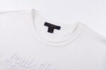 weigou_171780_2_d066a24a28 P100 LOUIS VUITTON 26SS 棉质刺绣标识短袖T恤 ●正品7050购入开发 ●32支双股平纹精疏棉230克 ●1*1配套罗纹280克 ●进口刺绣 ●面料酵洗 ●定制1:1商标 ●合身版型 ●尺码:S M L XL ●款号:26208/8A#00