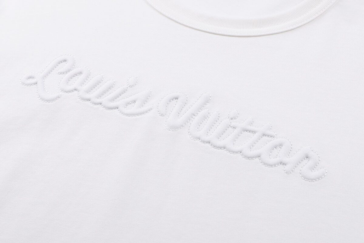 weigou_171780_4_845417cafe P100 LOUIS VUITTON 26SS 棉质刺绣标识短袖T恤 ●正品7050购入开发 ●32支双股平纹精疏棉230克 ●1*1配套罗纹280克 ●进口刺绣 ●面料酵洗 ●定制1:1商标 ●合身版型 ●尺码:S M L XL ●款号:26208/8A#00